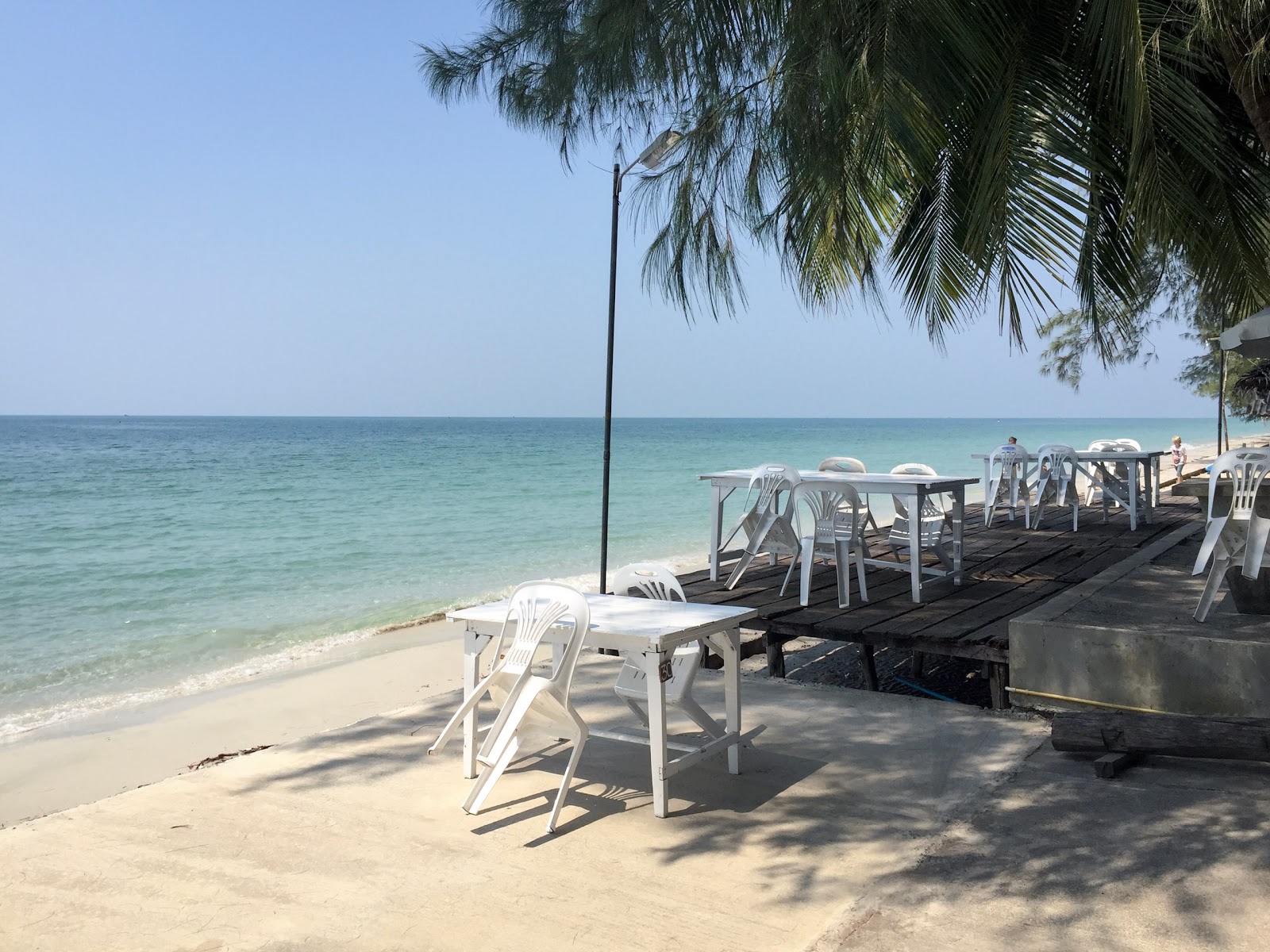 Zdjęcie Banchuen Beach z powierzchnią turkusowa czysta woda