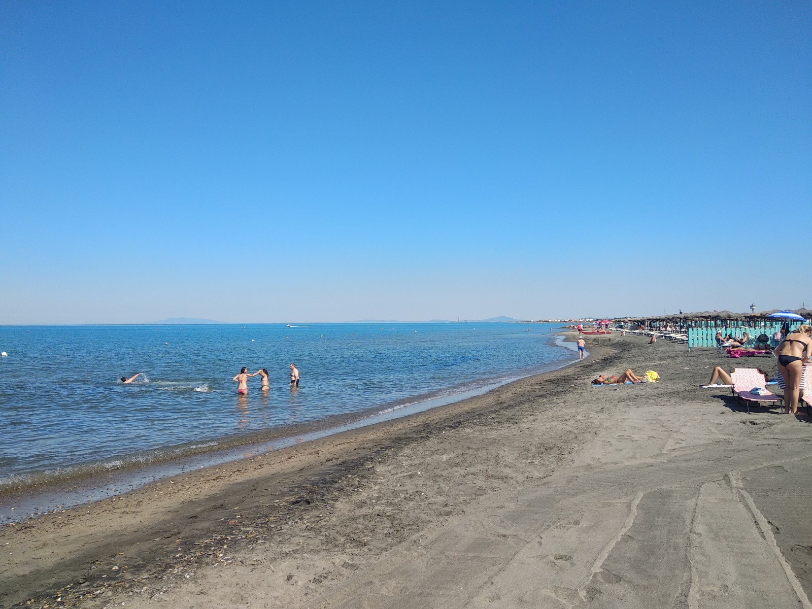 Foto van Lido di Tarquinia beach met bruin zand oppervlakte