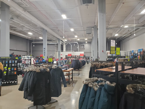 Clothing Store «Eddie Bauer Outlet», reviews and photos, 4599 Fisher Rd, Columbus, OH 43228, USA