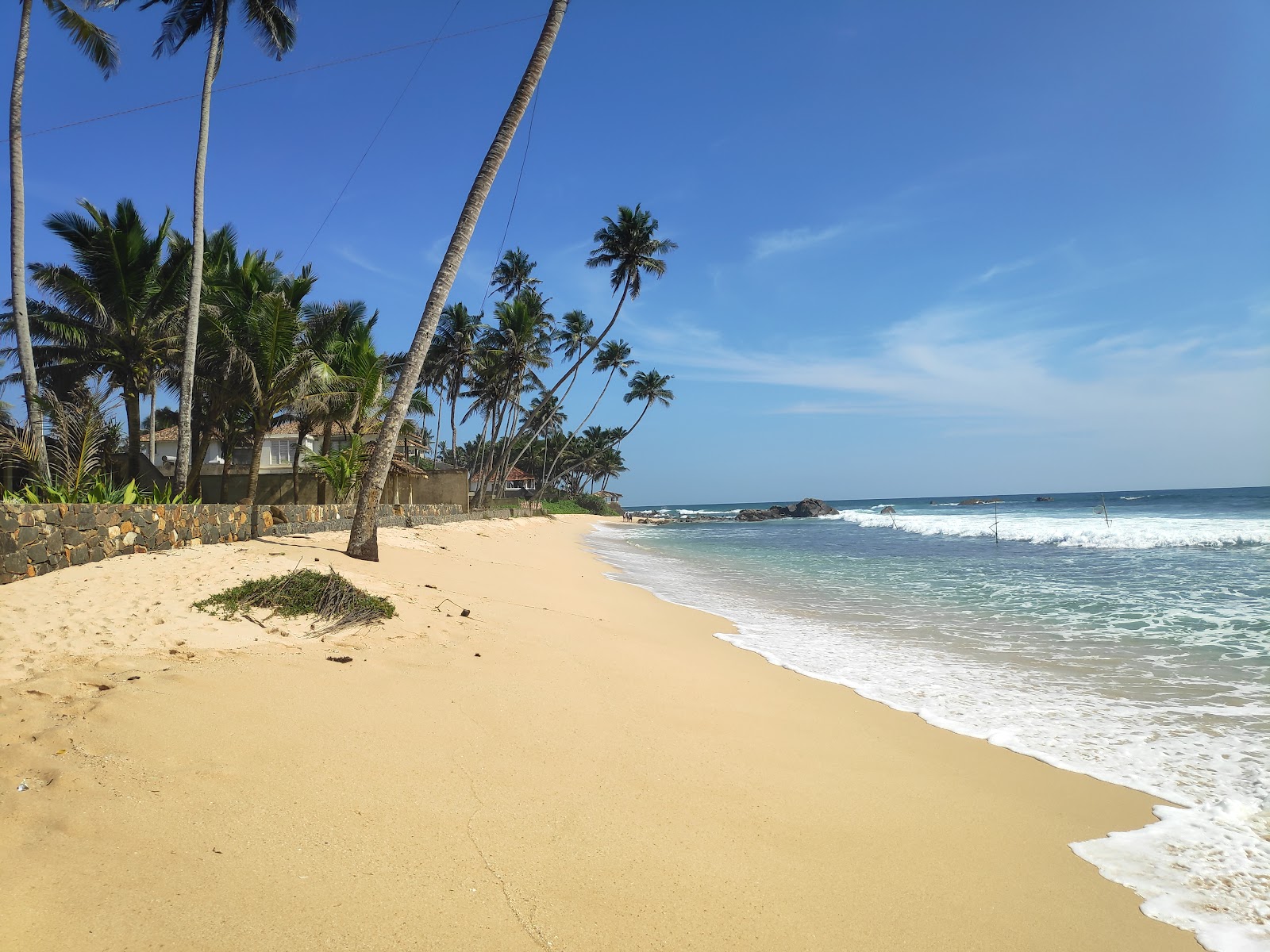 Foto von Nagahawatta Beach mit beiger sand Oberfläche