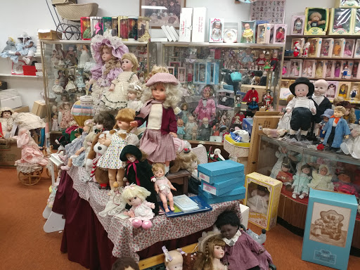 Dee's Place of Dolls