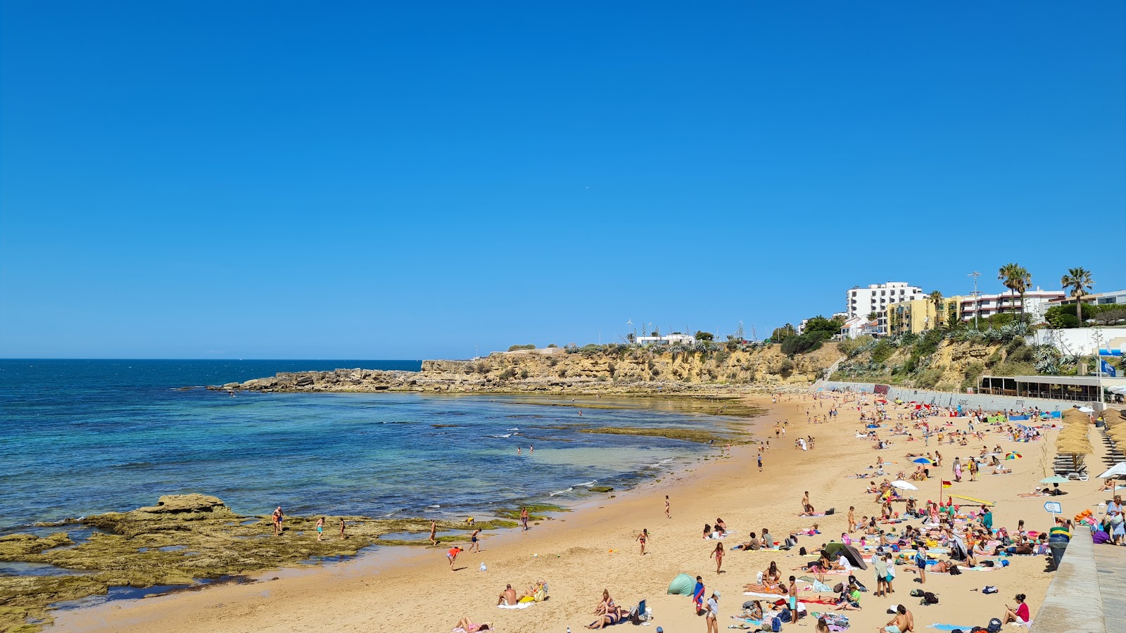 Foto von Praia de Sao Pedro do Estoril mit beiger sand Oberfläche