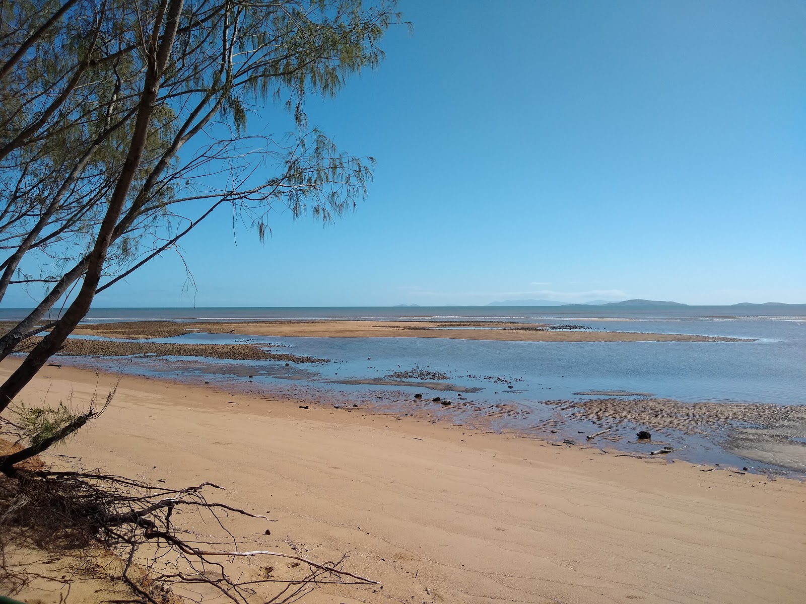 Toolakea Beach的照片 带有碧绿色纯水表面