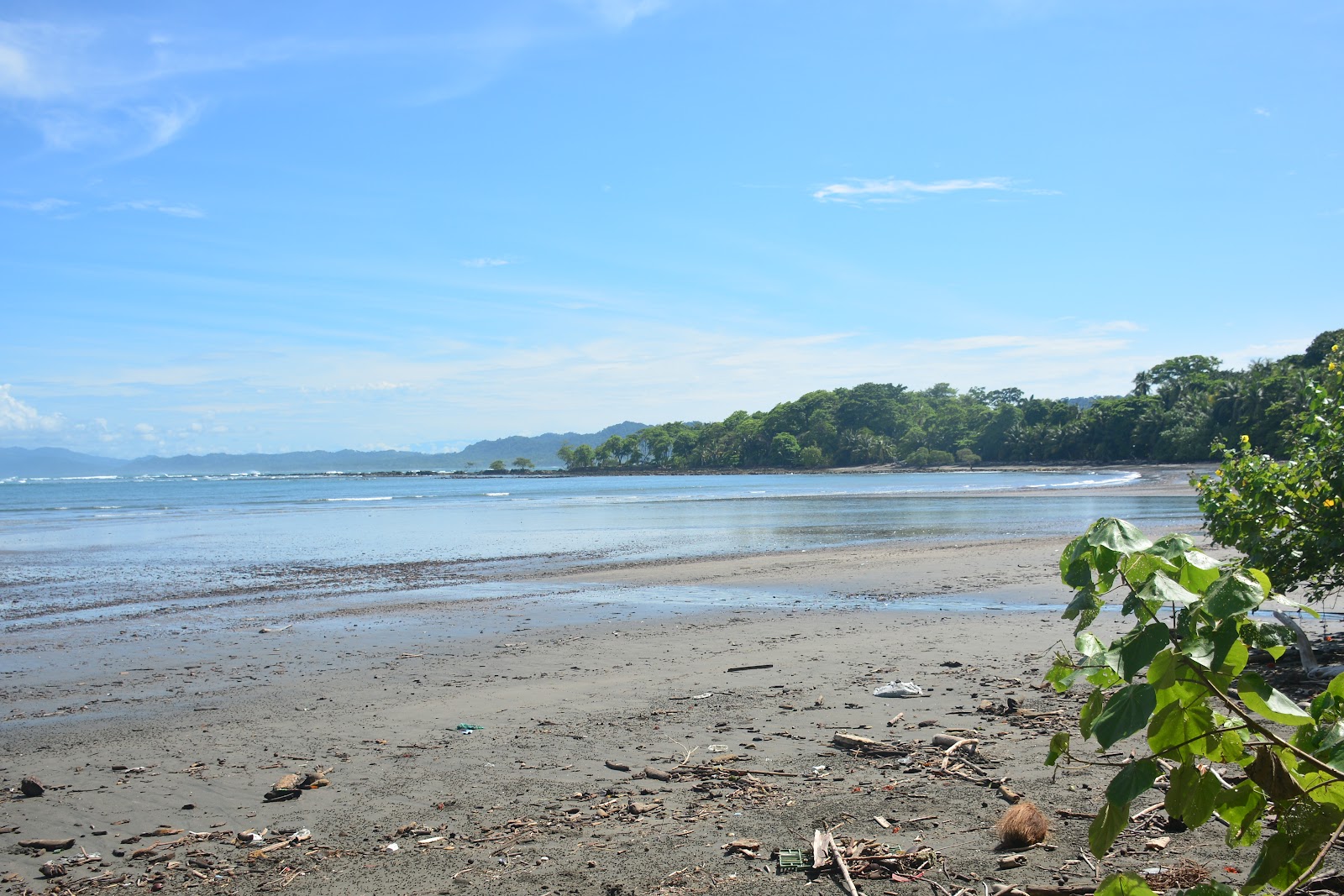 Foto av Playa Bonita omgiven av berg