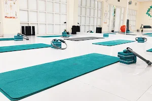 Adept Yoga Pilates - Giảm cân - Yoga trị liệu image