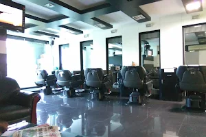 Bright And White, Men Saloon image