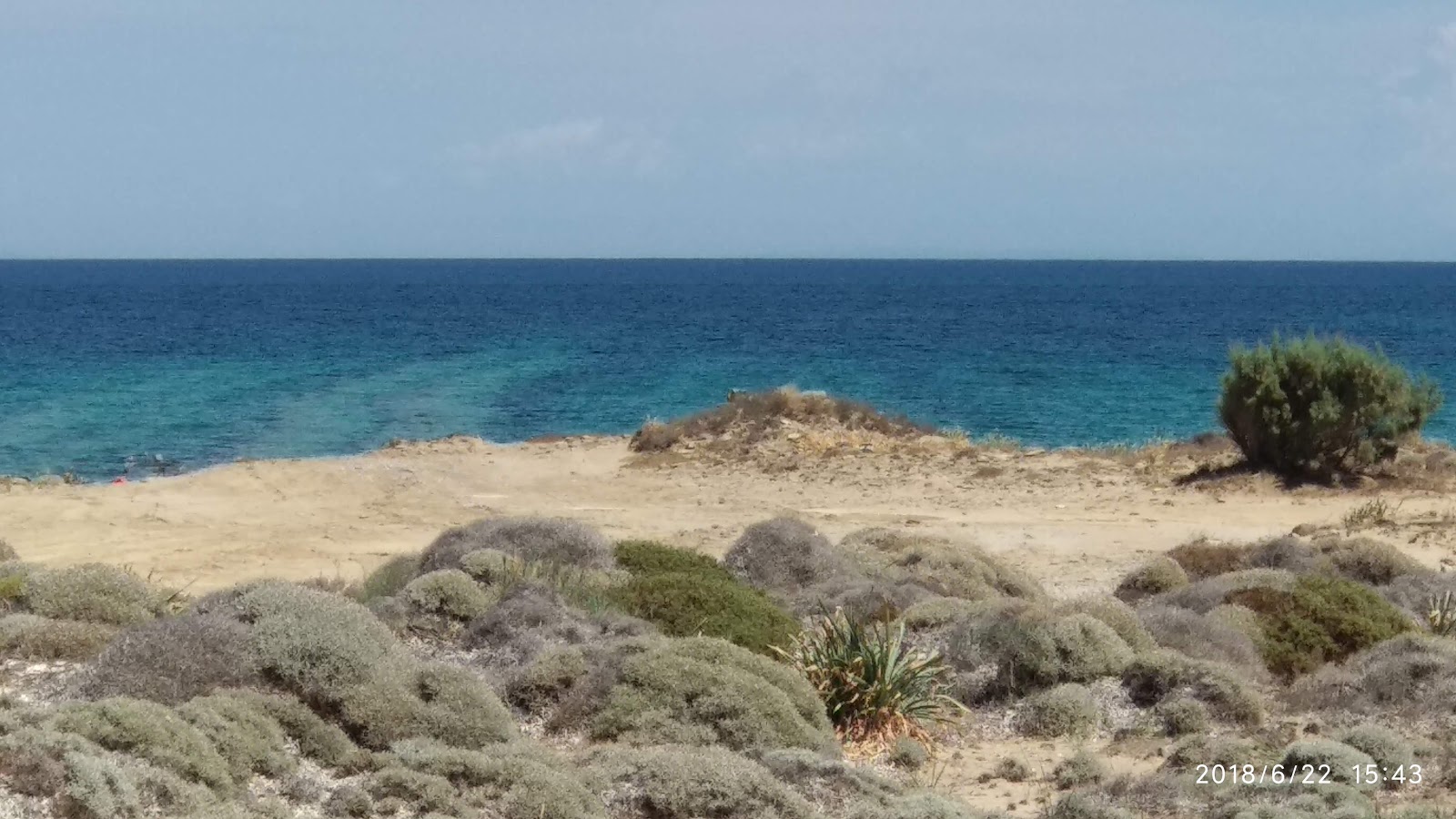 Paralia Louri'in fotoğrafı uçurumlarla desteklenmiş