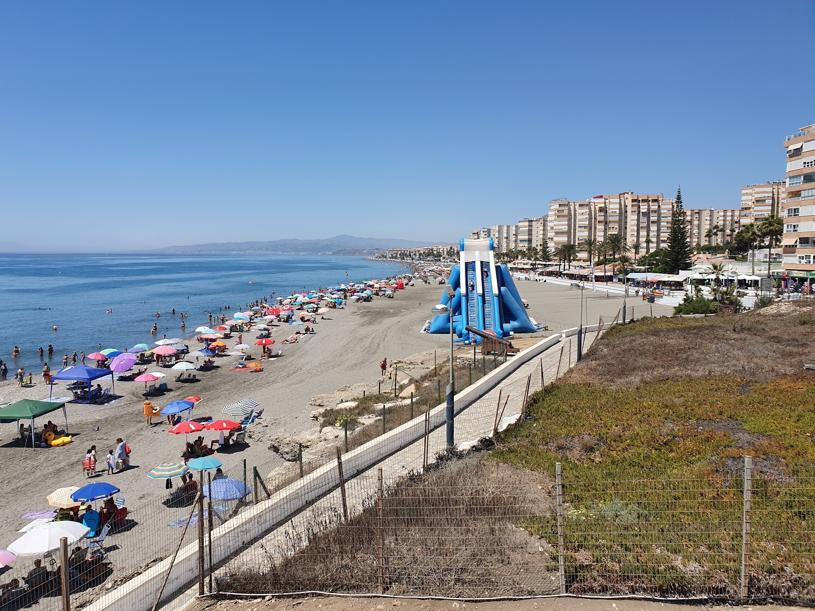 Torrox Plajı'in fotoğrafı - Çocuklu aile gezginleri için önerilir