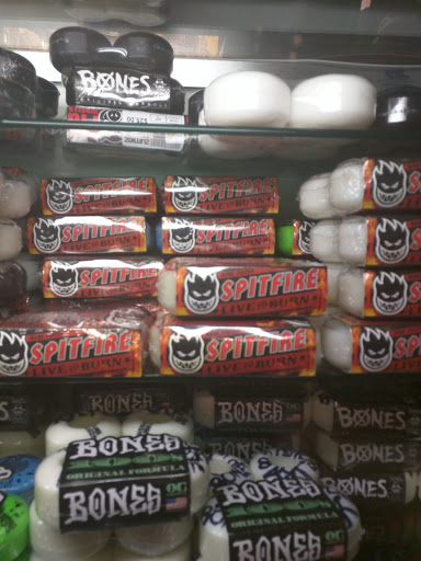 Clothing Store «Zumiez», reviews and photos, 2825 S Glenstone Ave, Springfield, MO 65804, USA