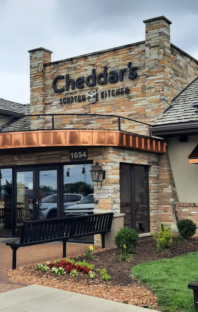 Cheddar's Scratch Kitchen 37027