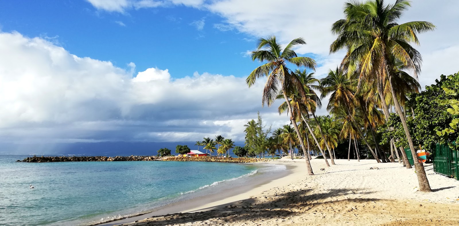 Photo de ARAWAK BEACH avec plusieurs moyennes baies