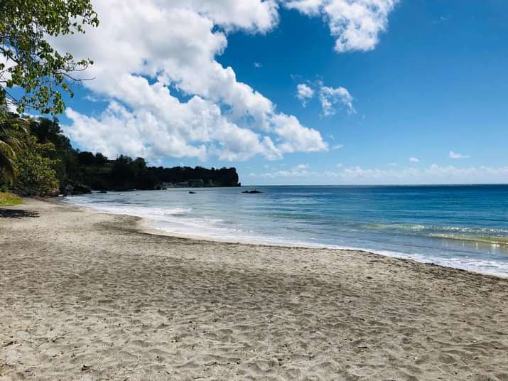 Foto de Sabwisha beach con arena de conchas beige superficie