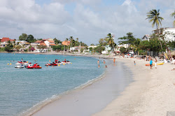 Foto di Plage de l'Anse Mitan con costa lunga e dritta