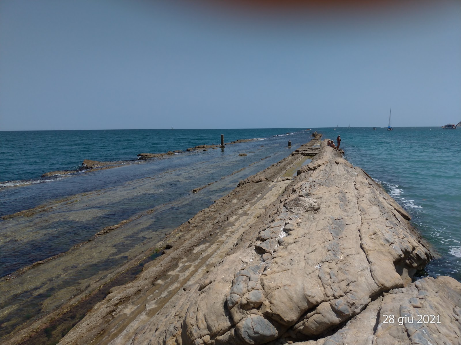 Foto von Trave Beach umgeben von Bergen