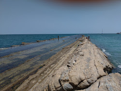 Foto von Trave Beach umgeben von Bergen