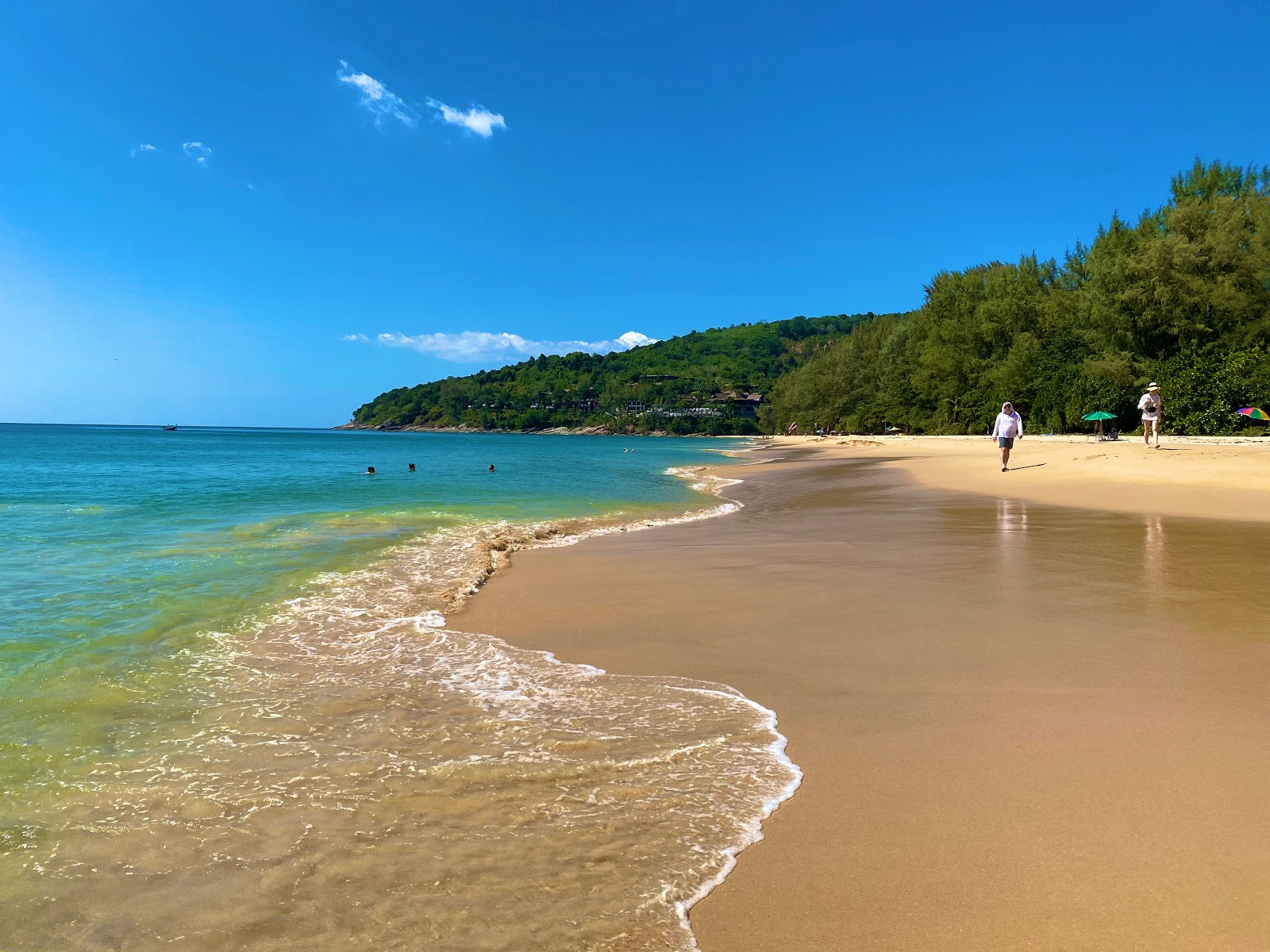 Foto von Nai Thon Beach von Klippen umgeben