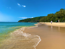 Nai Thon Beach'in fotoğrafı uçurumlarla desteklenmiş