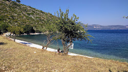 Foto von Plati beach Port mit kleine bucht