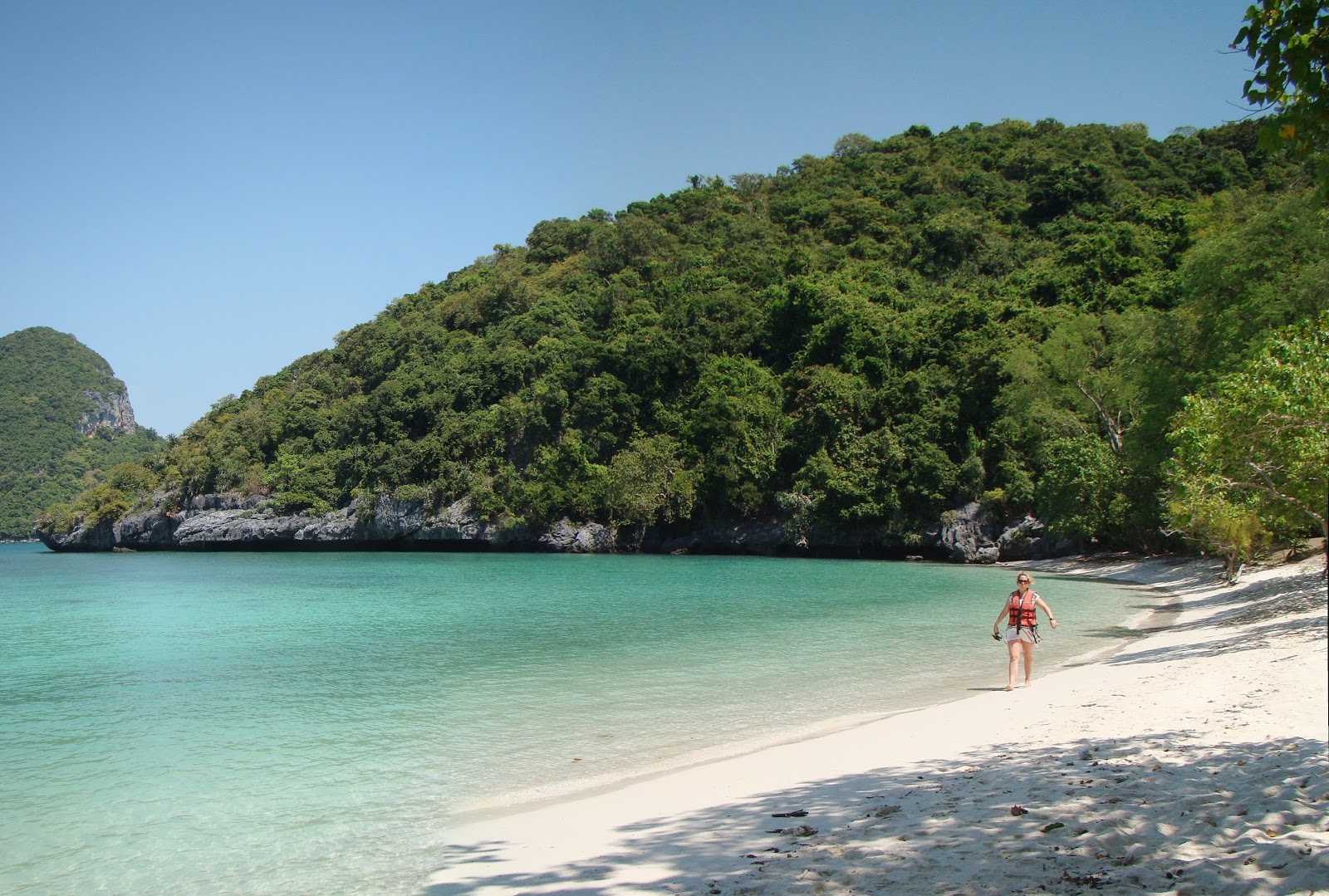 Ko Mae Ko Beach I'in fotoğrafı parlak kum yüzey ile