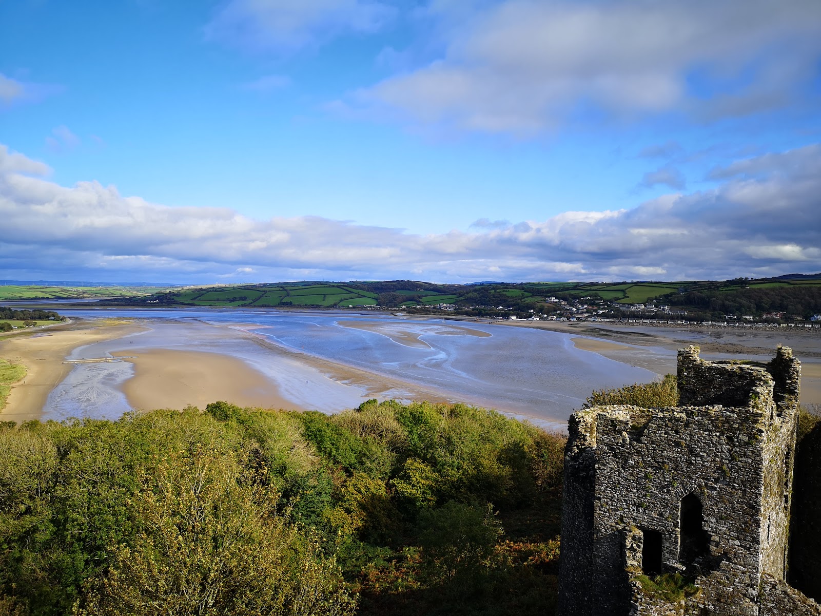 Foto di Spiaggia di Llansteffan con spiaggia spaziosa