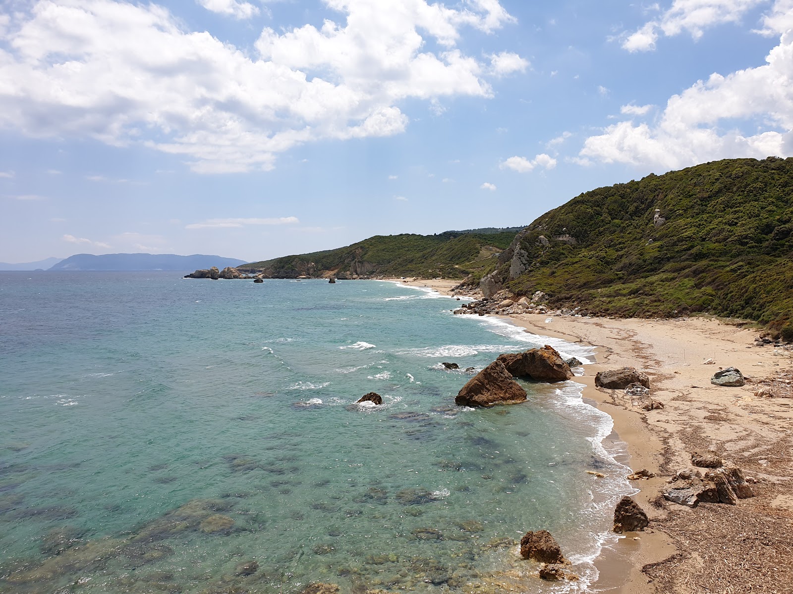 Foto av Melani secret beach med turkos rent vatten yta