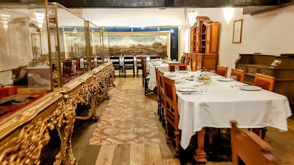 Nusr-Et Steakhouse Sandal Bedesteni - Beyazıt Mahallesi Çarşıkapı Nur-u Osmaniye Caddesi Sandal Bedesteni Çarşısı, 34126 Fatih/İstanbul, Türkiye