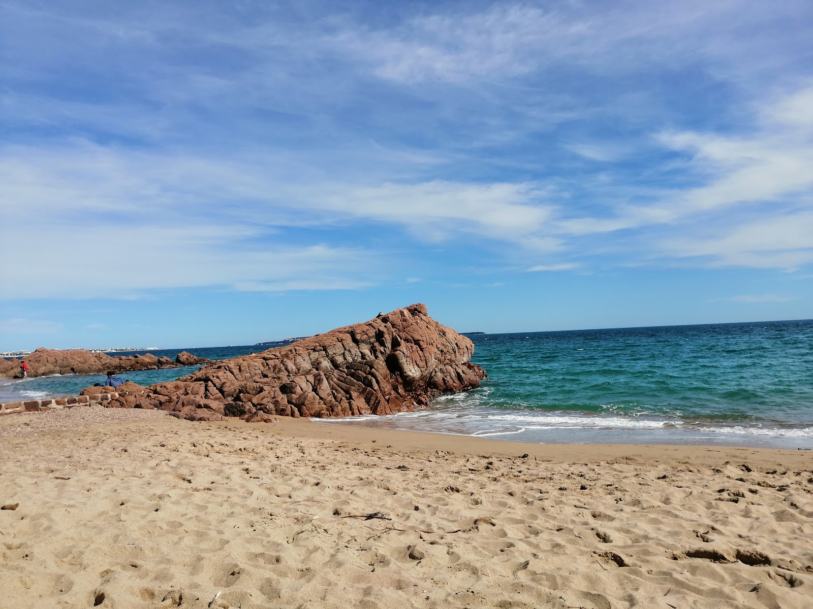 Foto de Midi Surveillee beach com pequenas baías