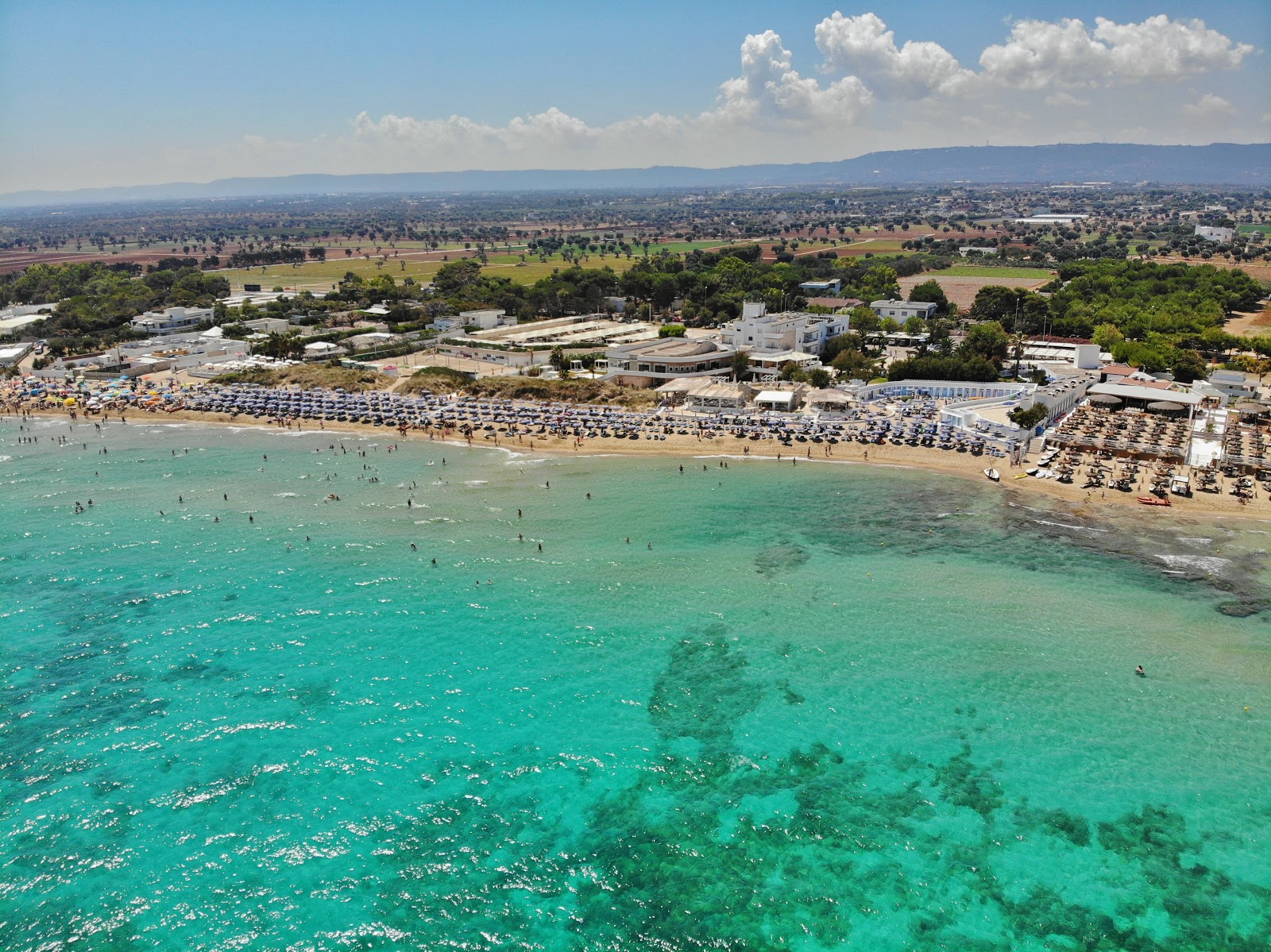 Sabbiadoro beach'in fotoğrafı mavi saf su yüzey ile