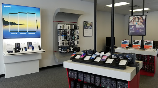 Cell Phone Store «GoWireless Verizon Authorized Retailer», reviews and photos, 127 N Milwaukee Ave, Libertyville, IL 60048, USA