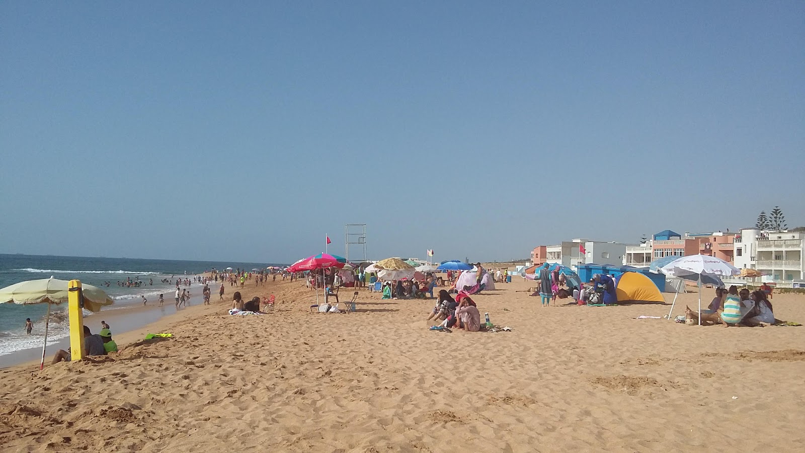 Sidi Abed Beach的照片 带有碧绿色水表面