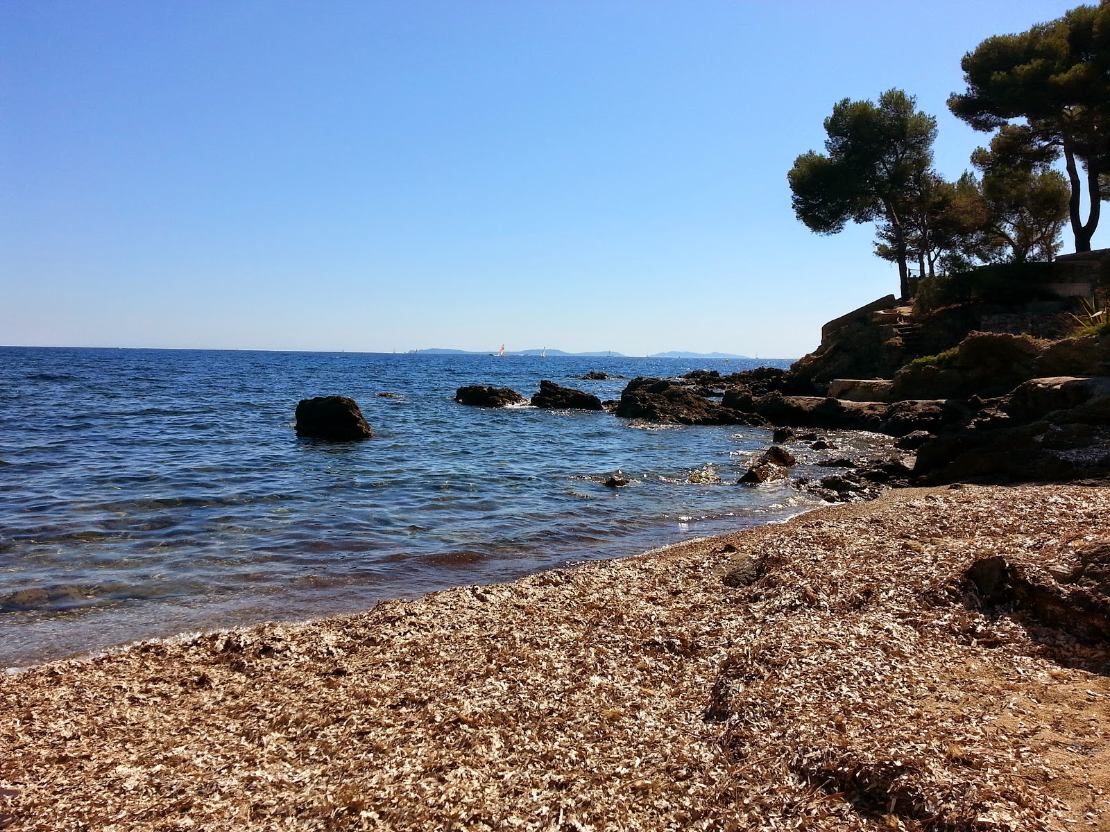 Plage de la Bouillabaisse'in fotoğrafı dağlarla çevrili