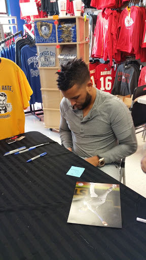 Sports Memorabilia Store «MO Sports Authentics, Apparel & Gifts», reviews and photos, 9767 N Cedar Ave, Kansas City, MO 64157, USA