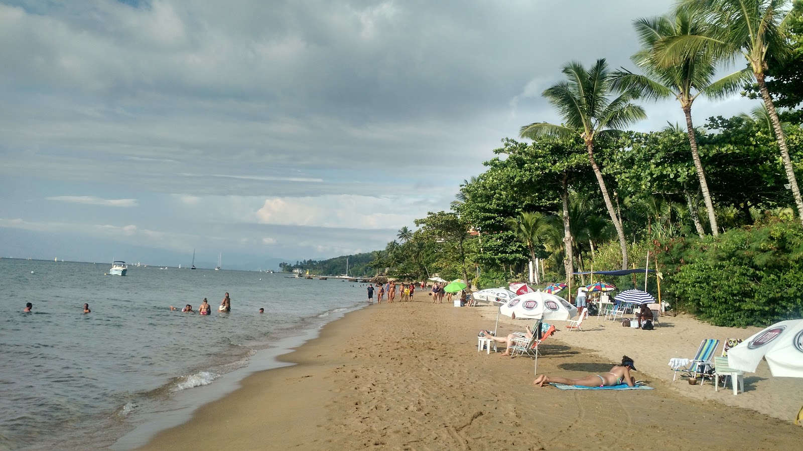 Foto af Praia do Pinto bakket op af klipperne