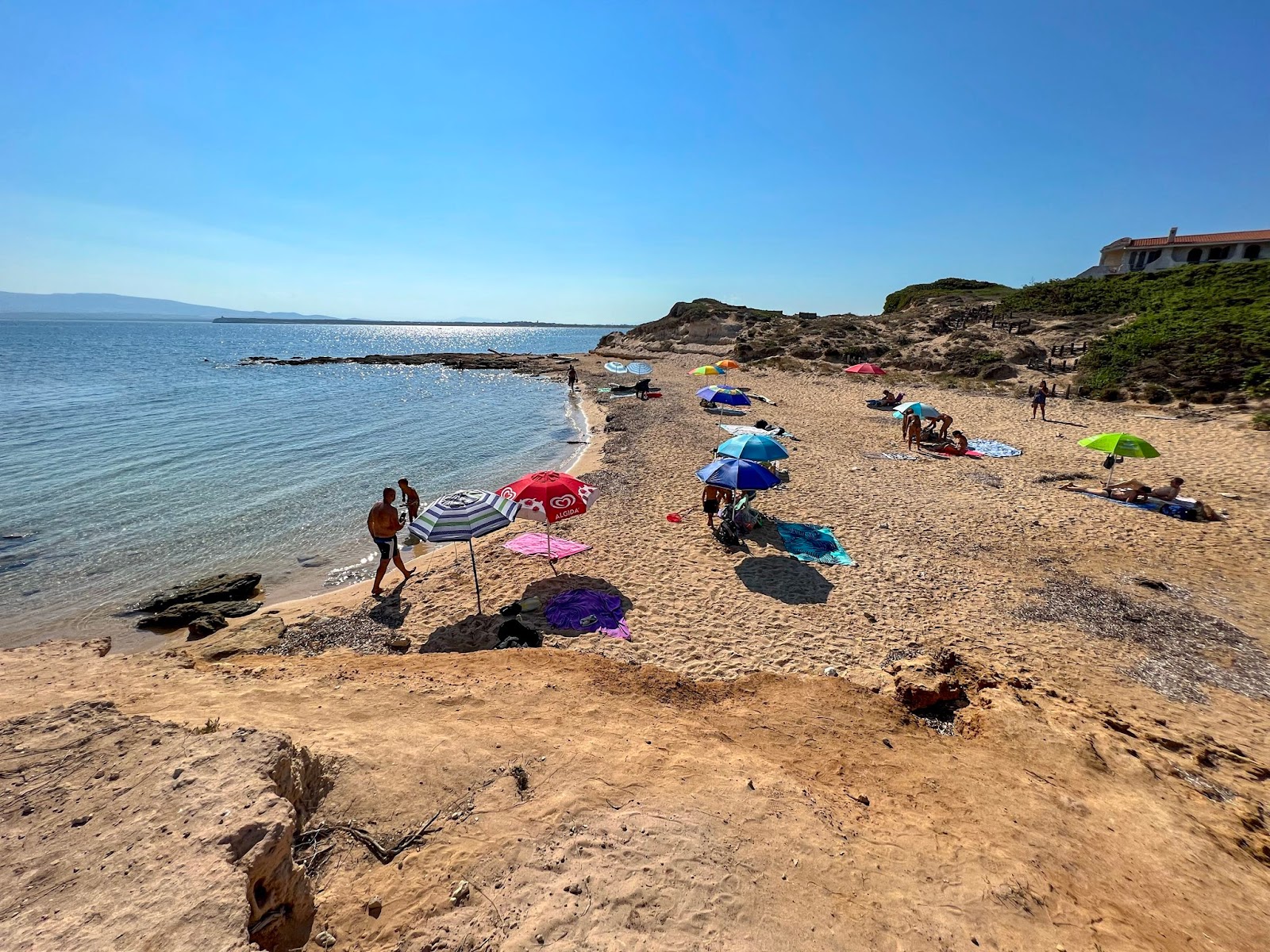 Valokuva Spiaggia Su Pallosuista. pinnalla kirkas hiekka:n kanssa