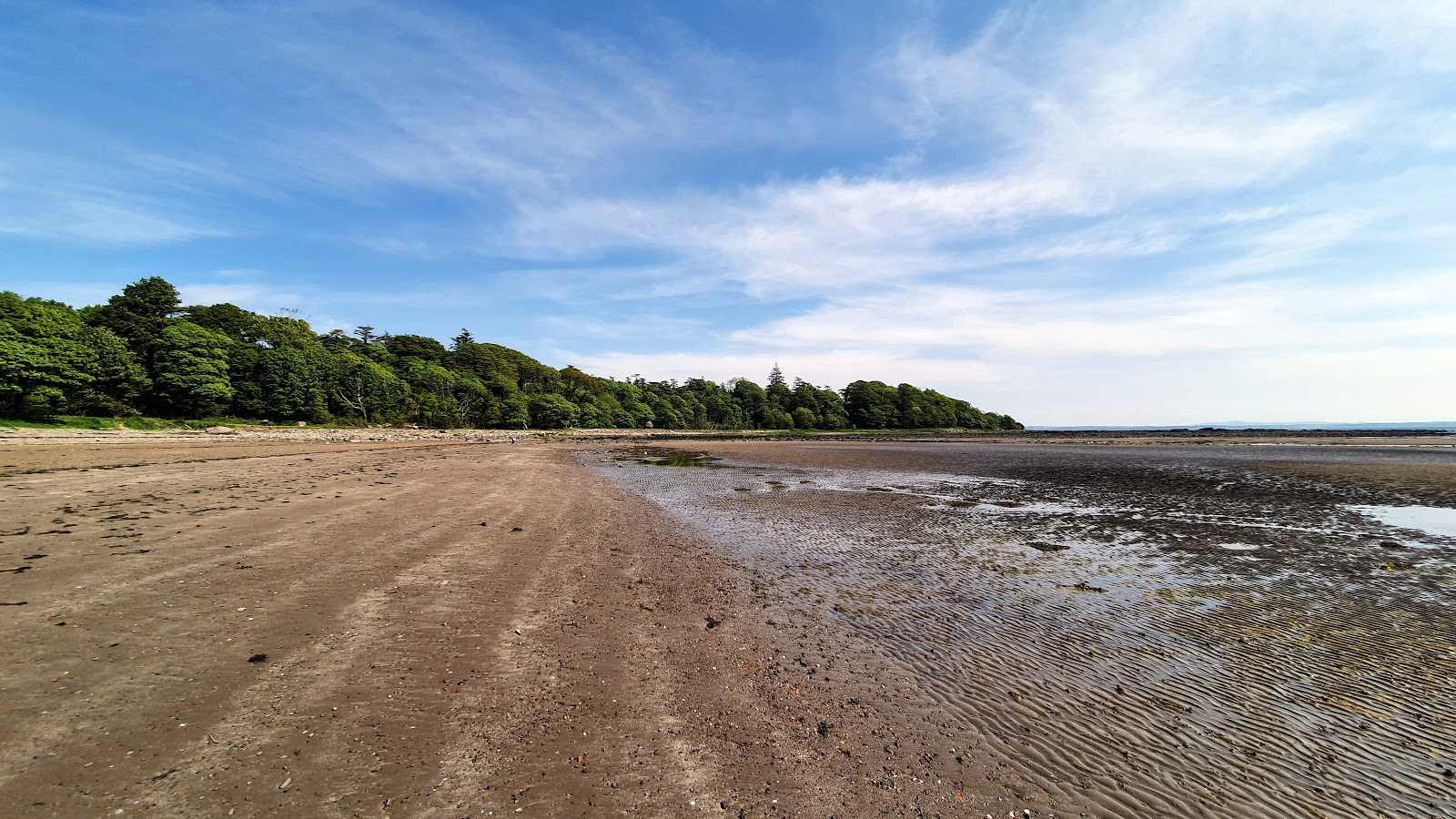 Rigg or Cruggleton Bay Beach的照片 带有碧绿色纯水表面