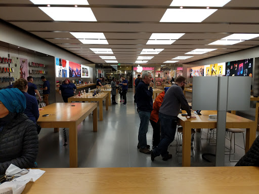 Computer Store «Apple Solomon Pond Mall», reviews and photos, 601 Donald Lynch Blvd, Marlborough, MA 01752, USA