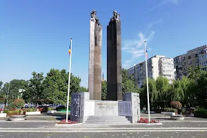 Monumentul Eroilor Militari Căzuţi în Teatre de Operaţii image