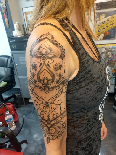 Tattoo Shop «Surreal Tattoo Studio - Kansas City Tattoo Shop», reviews and photos, 1222 W 39th St, Kansas City, MO 64111, USA