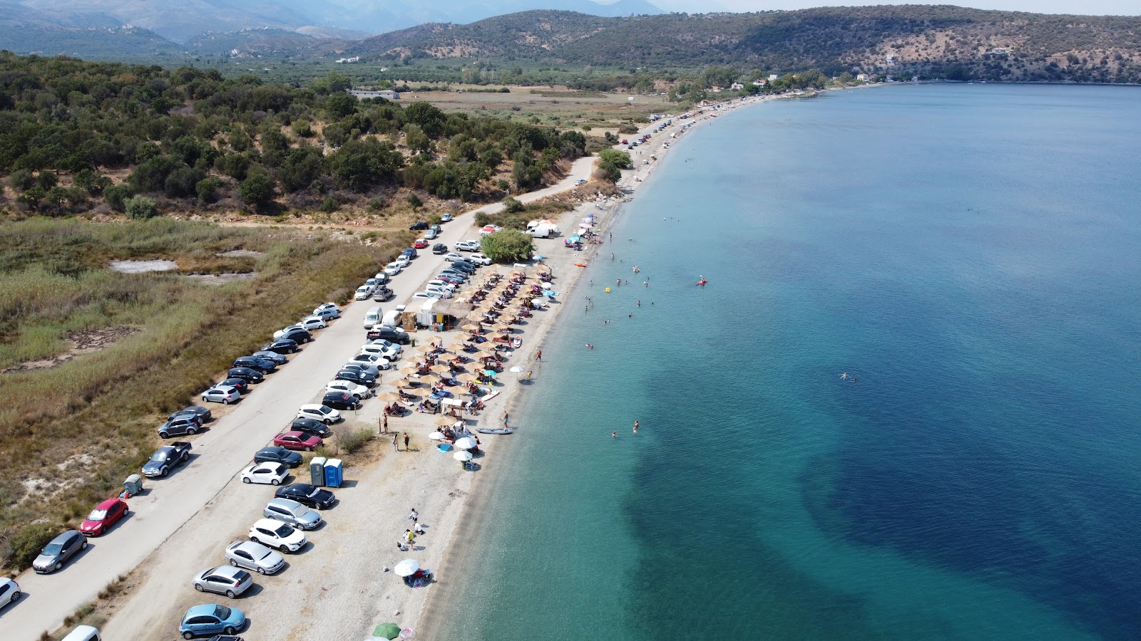 Foto von Kamares beach mit feiner grauer kies Oberfläche