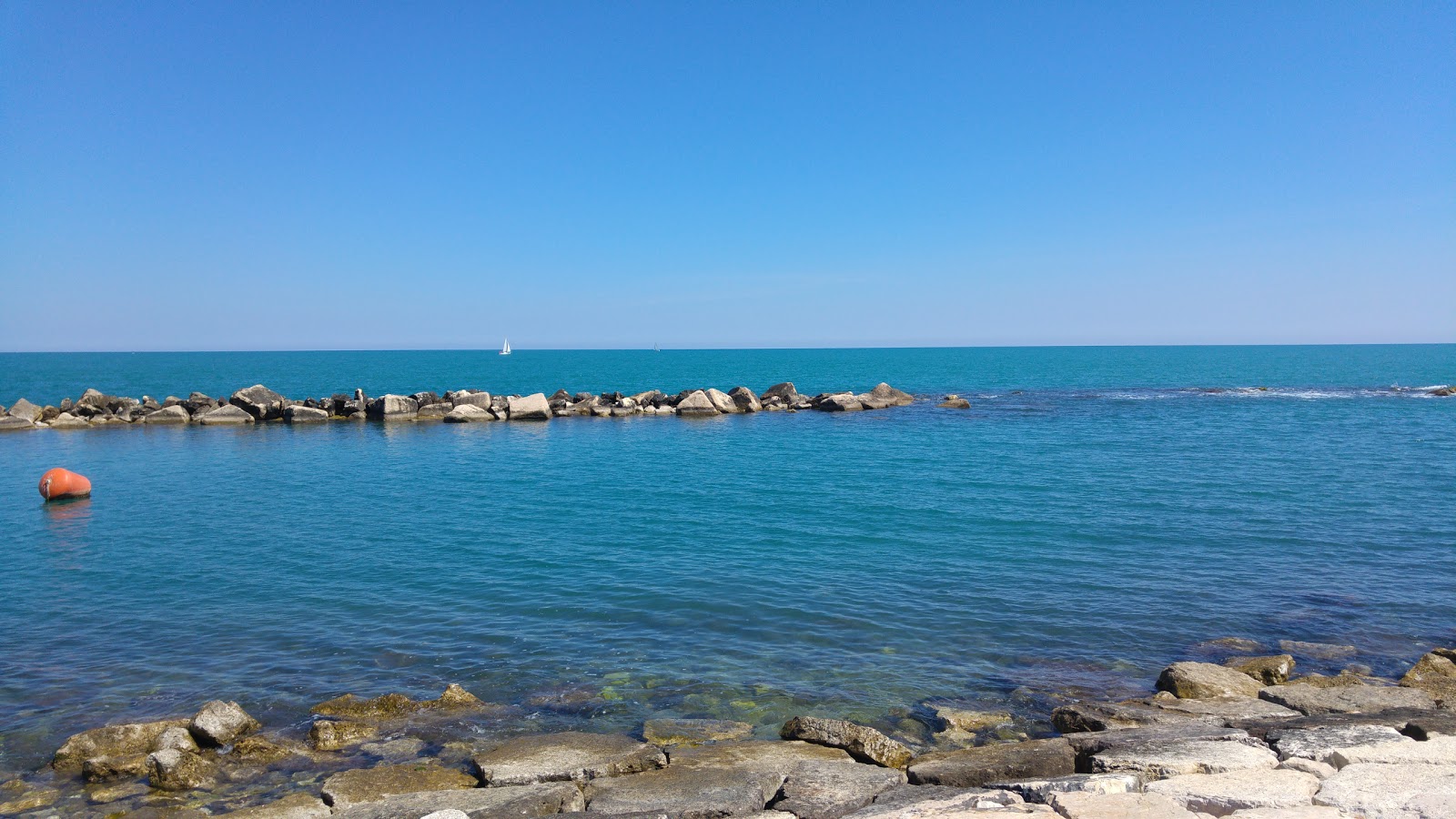 Φωτογραφία του Il Molo beach με επίπεδο καθαριότητας βρώμικος