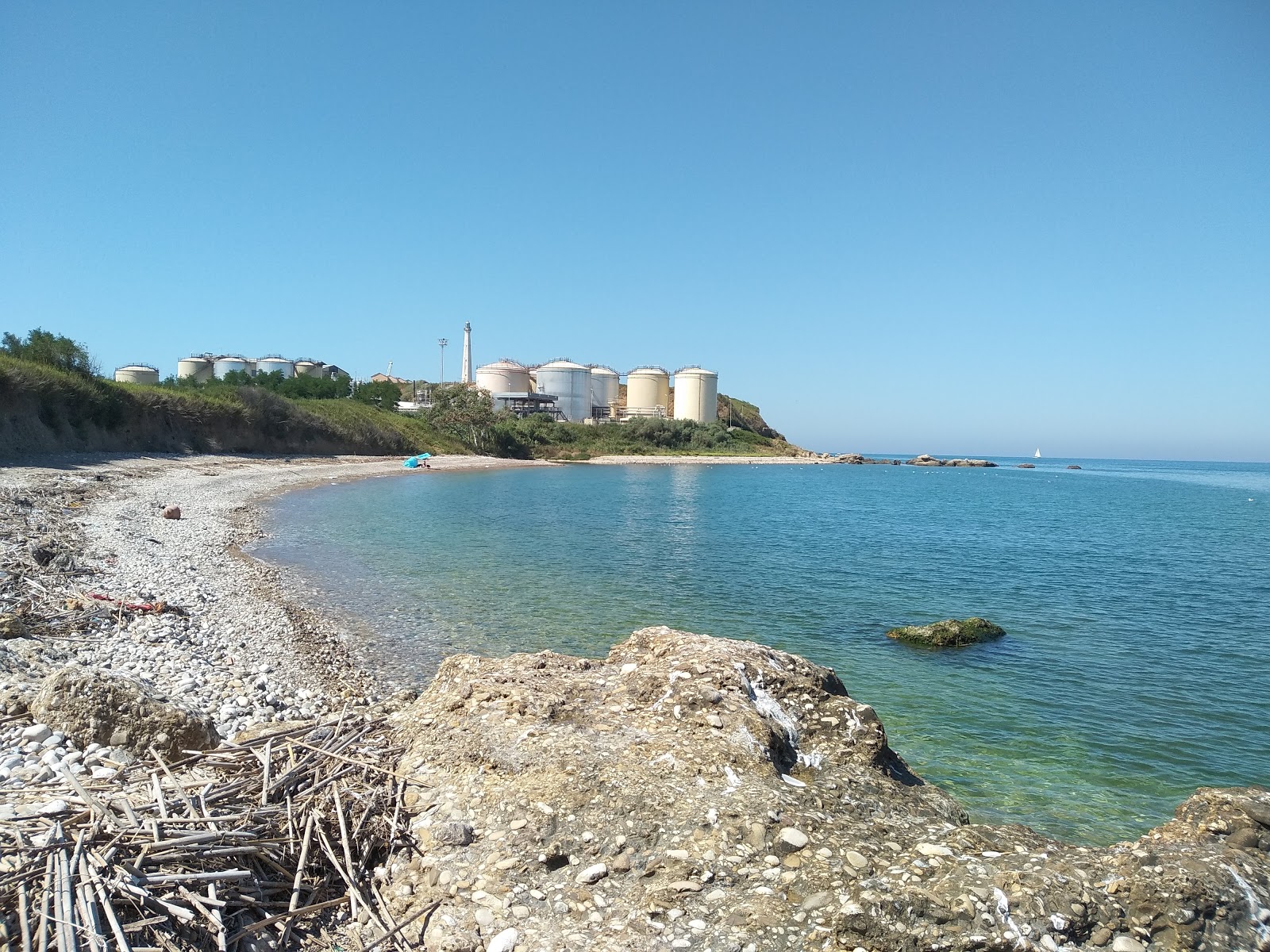 Fotografija Spiaggia della Foce Lebba z sivi kamenček površino