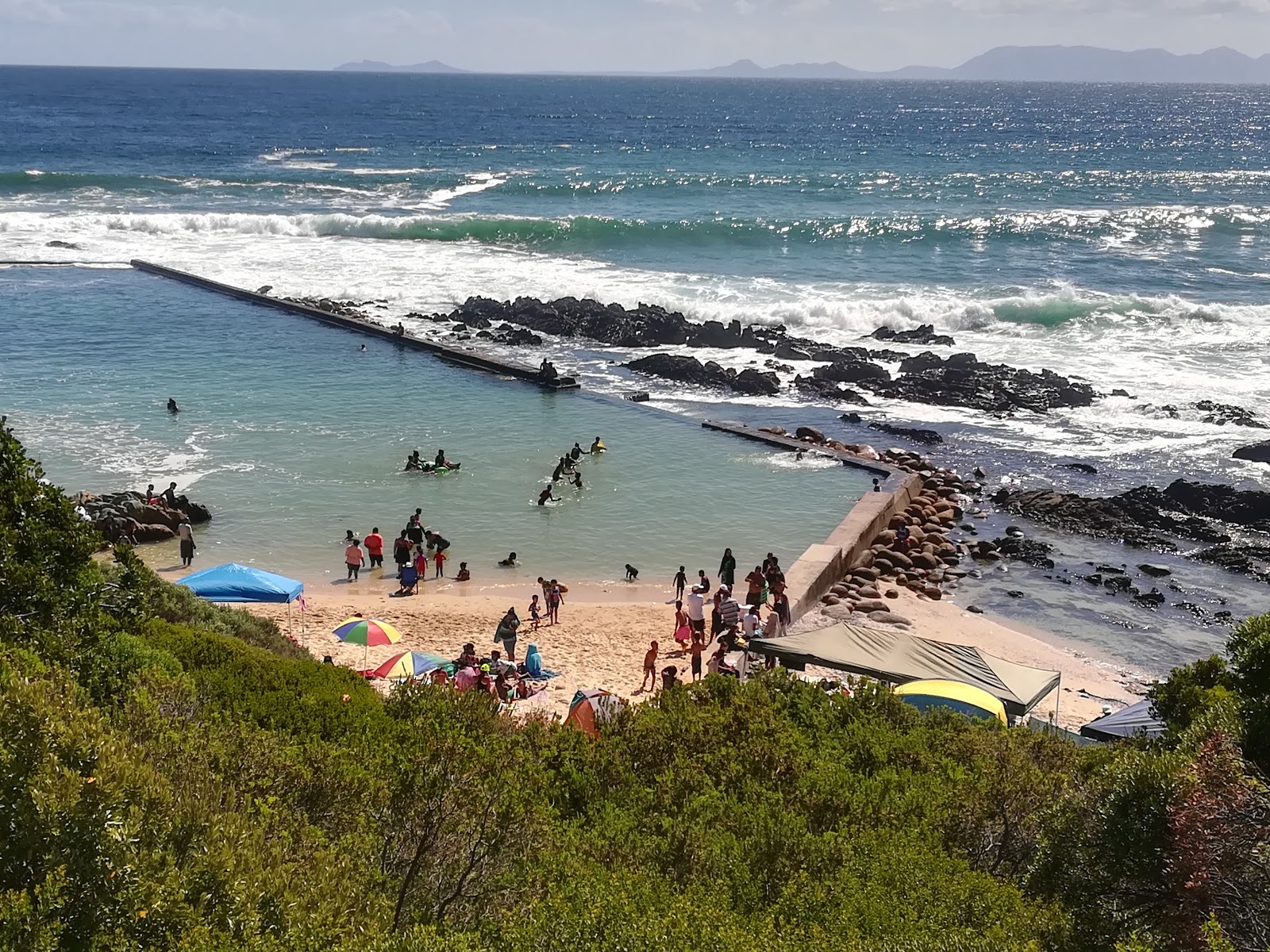 Φωτογραφία του Sparks Bay Tidal Pool με μπεζ άμμος και βράχοι επιφάνεια