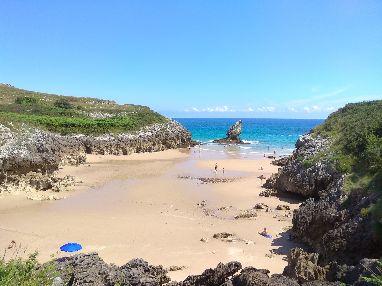 Φωτογραφία του Playa Entremares με λεπτή μπεζ άμμος επιφάνεια
