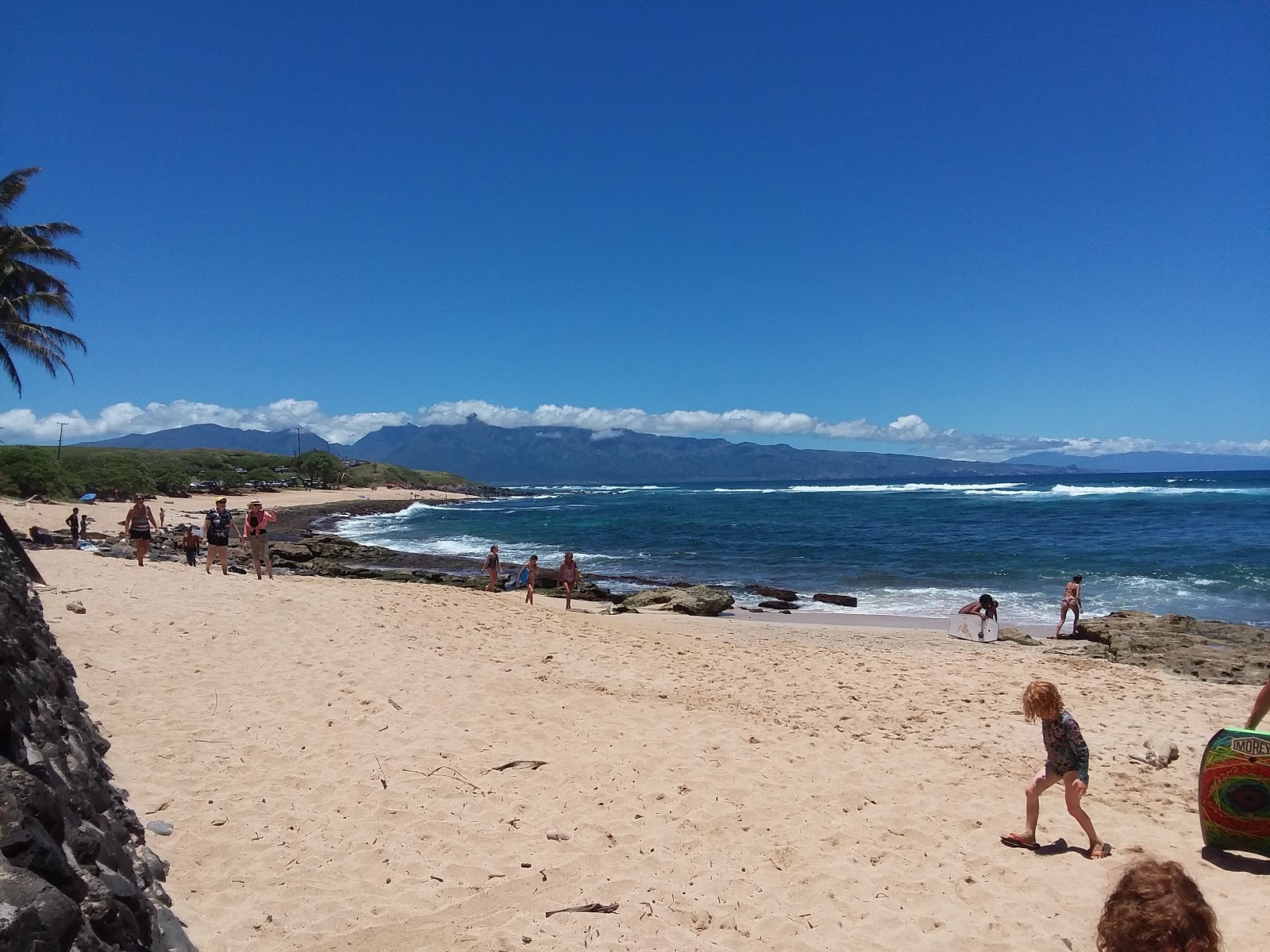 Foto di Spiaggia di Hookipa con una superficie del acqua cristallina