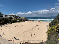Tamarama Beach'in fotoğrafı dağlarla çevrili