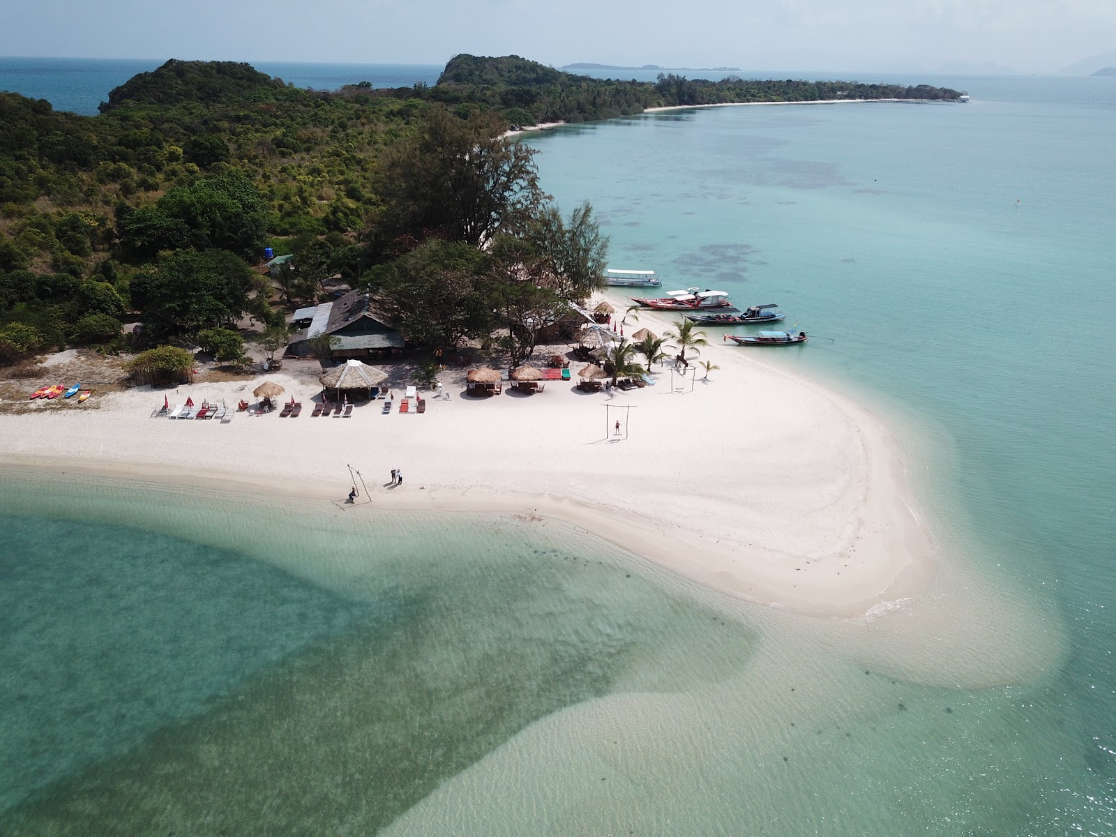 Foto di Spiaggia di Ko Mat Sum con una superficie del acqua cristallina