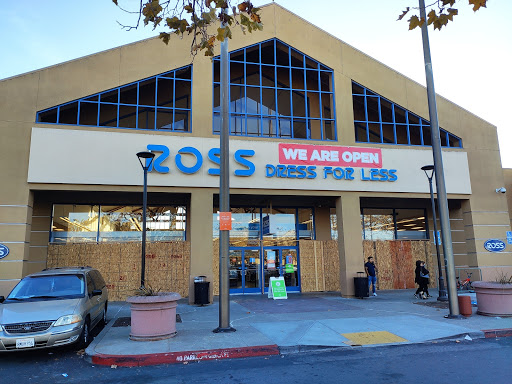 Shopping Mall «Powell Street Plaza Shopping Center», reviews and photos, 5795 Christie Ave, Emeryville, CA 94608, USA