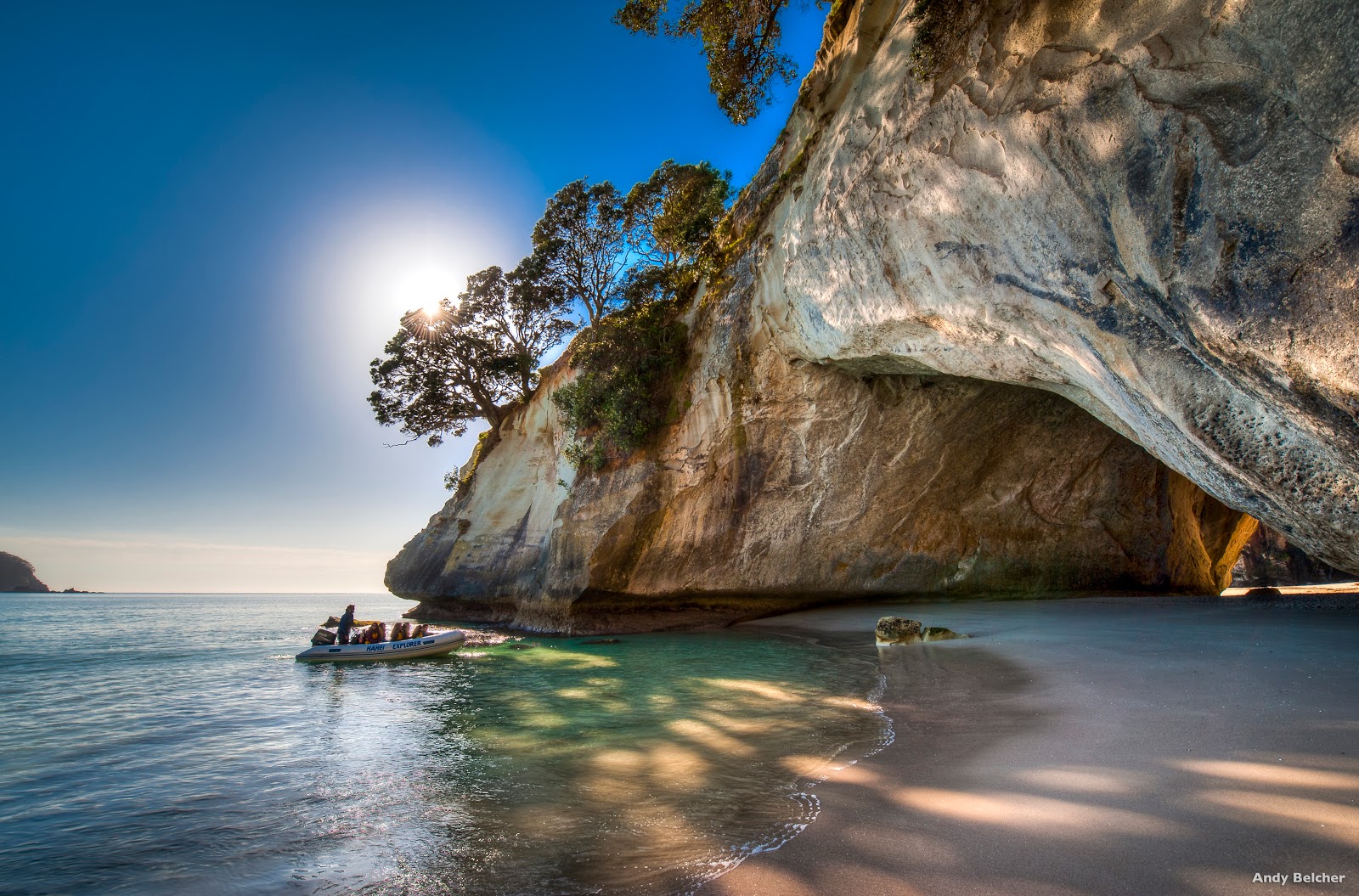 Φωτογραφία του Cathedral Cove Beach περιτριγυρισμένο από βουνά