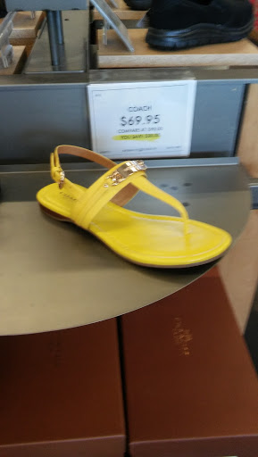 Shoe Store «DSW Designer Shoe Warehouse», reviews and photos, 1885 County Rd D E, Maplewood, MN 55109, USA