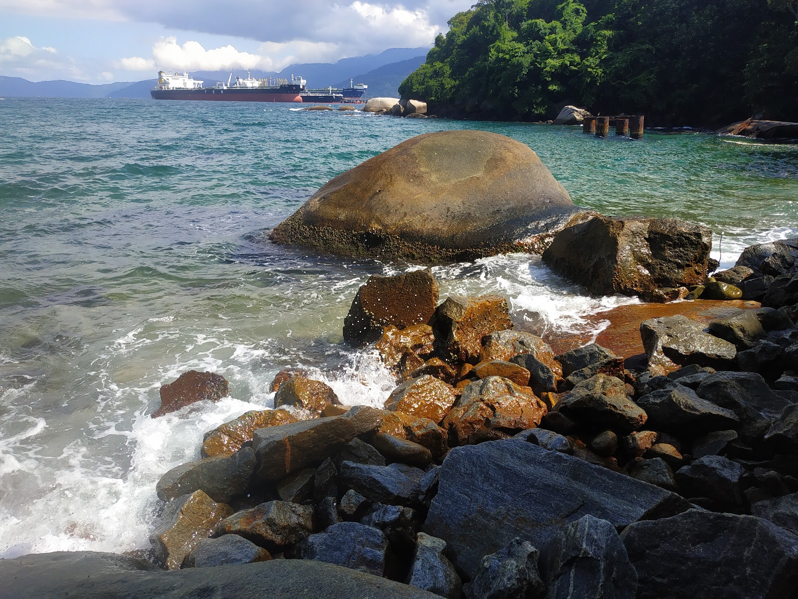 Praia Do Aniquim'in fotoğrafı uçurumlarla desteklenmiş